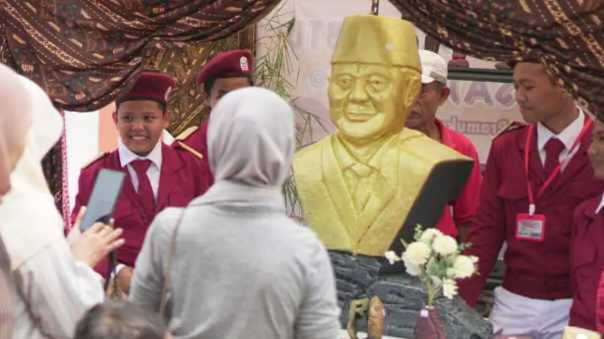 BERNILAI SENI: Patung Presiden Prabowo Subianto menjadi salah satu karya seni pahat yang dibuat siswa SRMP 15 Mojokerto di Desa/Kecamatan Gedeg, Sabtu (20/6).