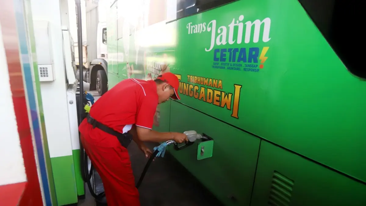 DIBATASI: Bus Trans Jatim melakukan pengisian BBM solar subsidi di SPBU 54.613.01, Lingkungan Kuwung, Kelurahan Meri, Kecamatan Kranggan, Kamis (25/6). Antrean pengisian BBM di berbagai SPBU ini turut memicu keterlambatan kedatangan di shelter bus dan terminal. (Sofan JPRM)