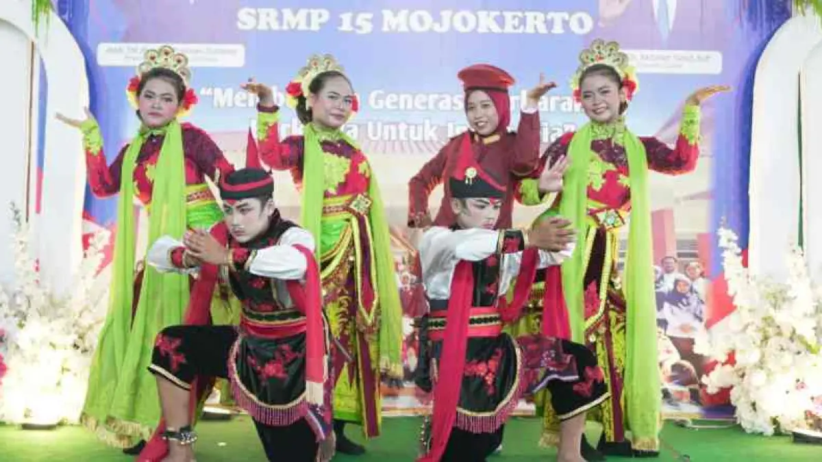 MEMUKAU: Muhammad Efendi Bayu Firmansyah (dua dari kiri) bersama teman-temannya menampilkan kesenian tari saat open hoese di SRMP 15 Mojokerto di Desa/Kecamatan Gedeg, Sabtu (20/6).