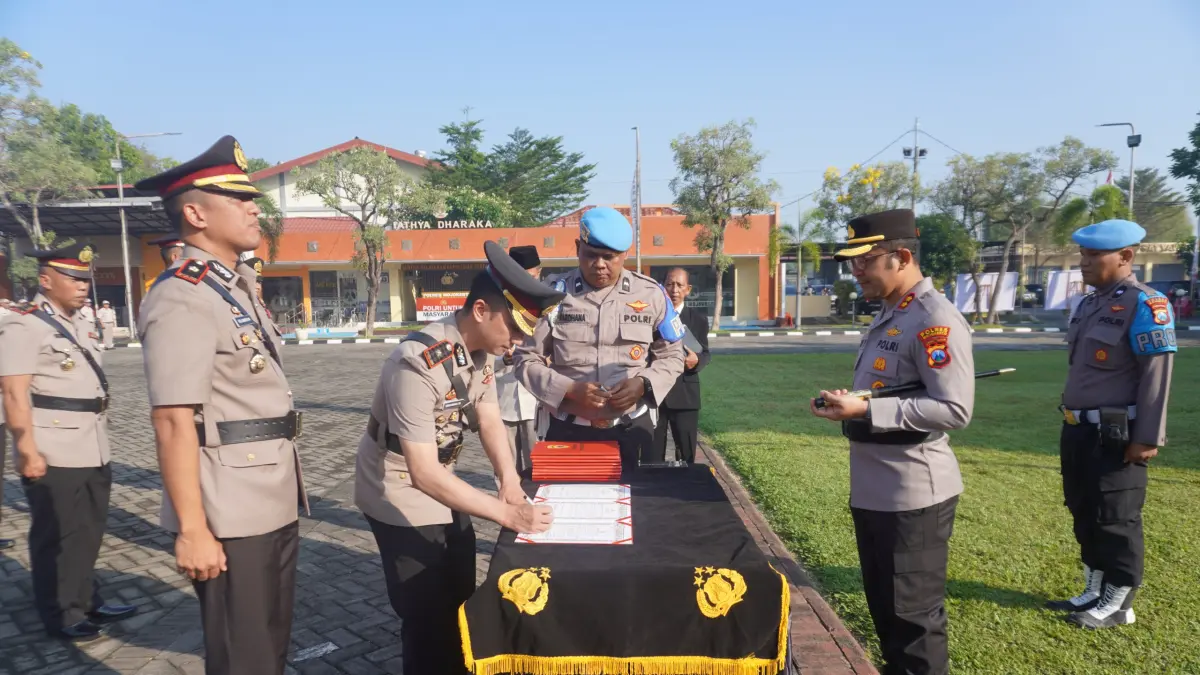 PENYEGARAN ORGANISASI: Kapolres Mojokerto AKBP Andi Yudha Pranata memimpin sertijab kepada sejumlah pejabat utama hingga kapolsek yang masuk dalam daftar mutasi, kemarin (26/6).&nbsp;(Rizal JPRM)
