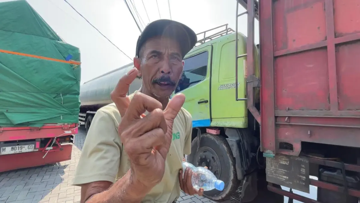 STOK MENIPIS:&nbsp;Deny, sopir truk gandeng angkutan mi instan bercerita tentang keluh kesah sulitnya mendapatkan solar subsidi, di SPBU Jalan Raya Bypass Kota Mojokerto, Kelurahan Meri, Kecamatan Magersari, Kamis (25/6). (Chariris JPRM)