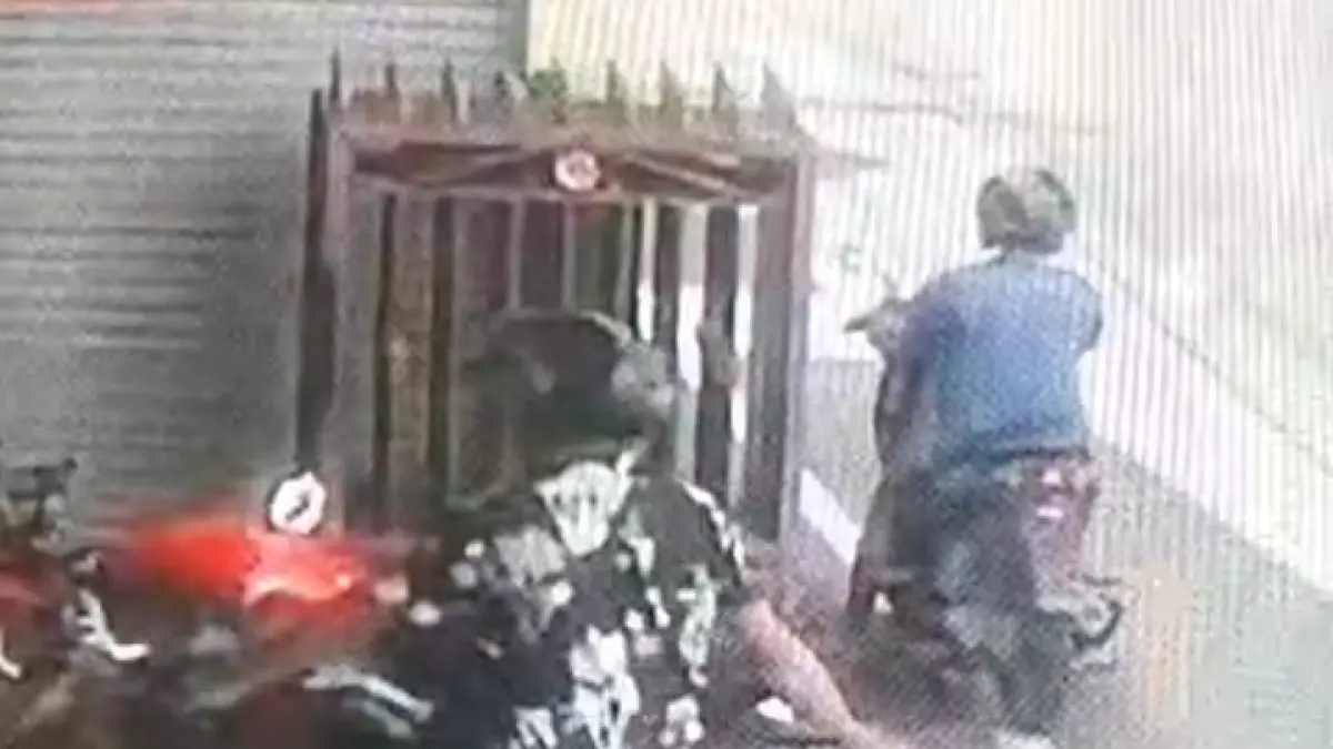 TERSOROT CCTV: Aksi kawanan maling menggondol motor korban terekam CCTV toko, Kamis (25/6). (dok tangkapan layar CCTV by Martda JPRM)