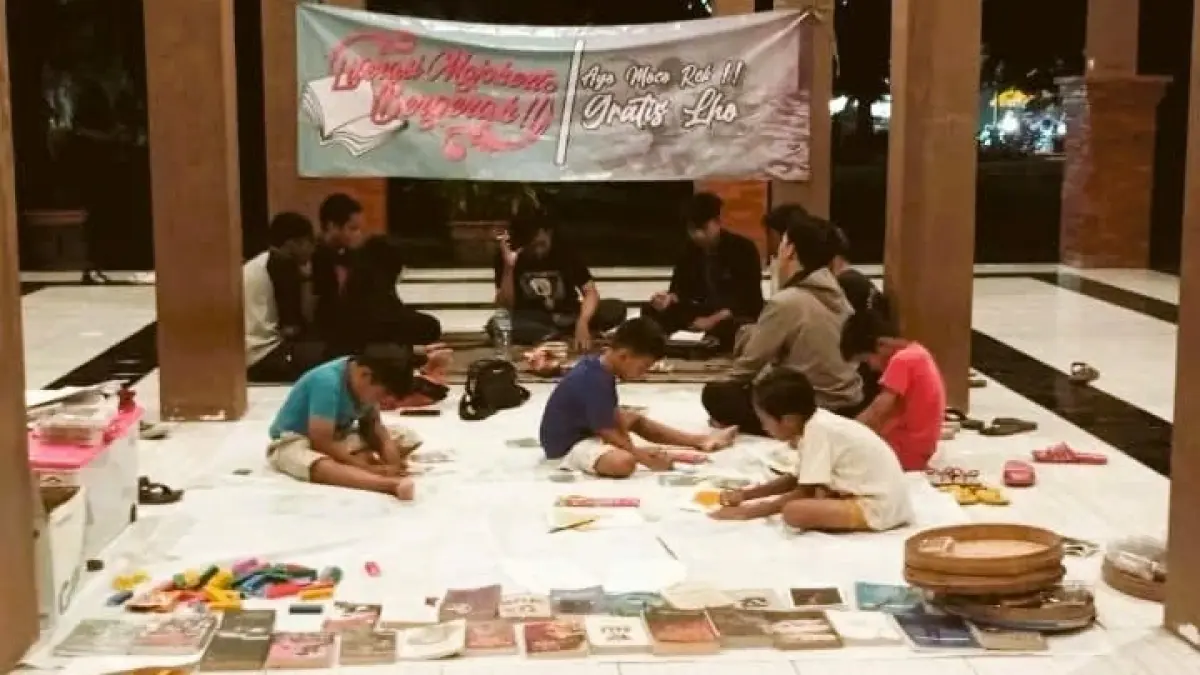 ANIMO PUBLIK: Komunitas Lapak Baca Nyala jadi jujukan banyak orang saat menggelar kegiatan di area publik. (dok Lapak Baca Nyala for JPRM)