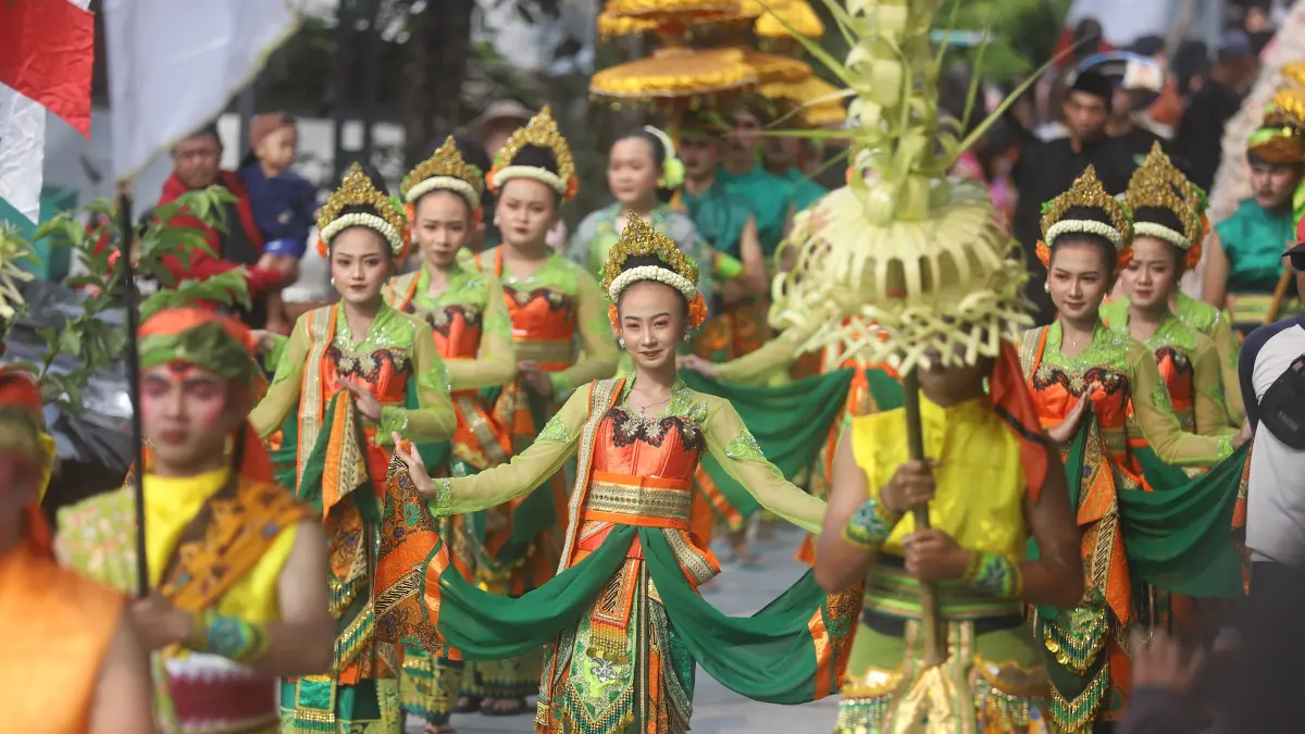 CUCUK LAMPAH: Dayang-dayang dari gadis dusun setempat menjadi cucuk lampah kirab alat dan hasil pertanian dalam kirab budaya sedekah bumi Desa Gembongan, Kecamatan Gedeg, Kabupaten Mojokerto, kemarin (27/6). (Sofan JPRM)