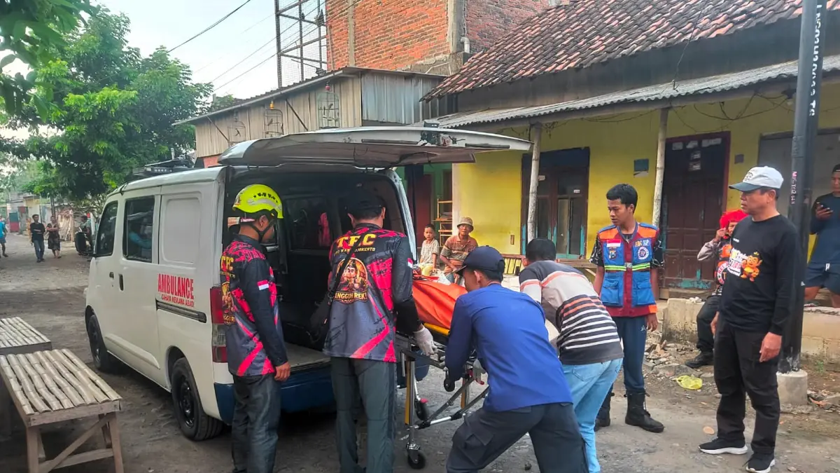 DIEVAKUASI: Petugas mengevakuasi mayat MFP ke kamar jenazah RSUD dr. Wahidin Sudiro Husodo Kota Mojokerto. (Martda JPRM)