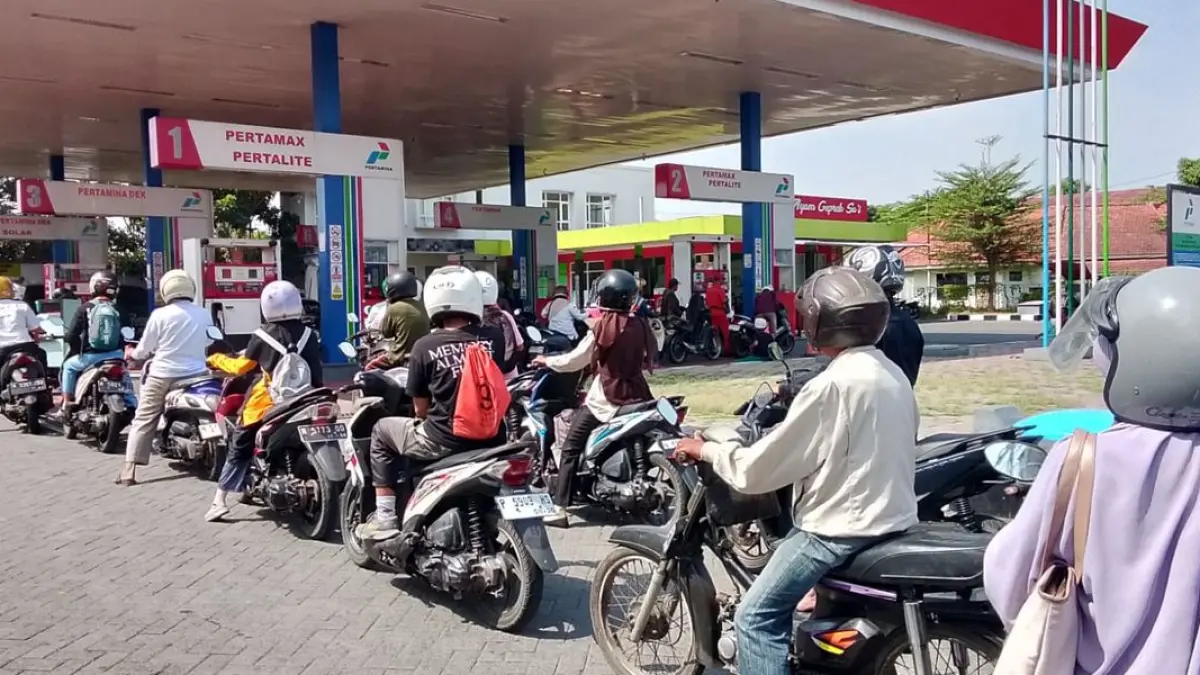 Harga Pertamax naik menjadi Rp16.250/liter, membuat banyak konsumen beralih ke Pertalite.