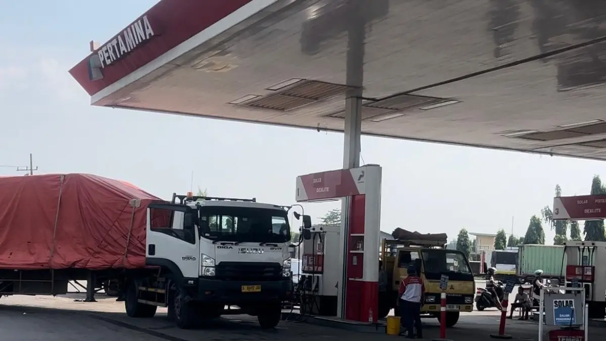 MENUNGGU GILIRAN: Kendaraan mengantre untuk melakukan pengisian BBM subsidi jenis solar di SPBU Jalan Raya Bypass Mojokerto, Desa Jampirogo, Kecamatan Sooko, kemarin (27/6). (Chariris/JPRM) 