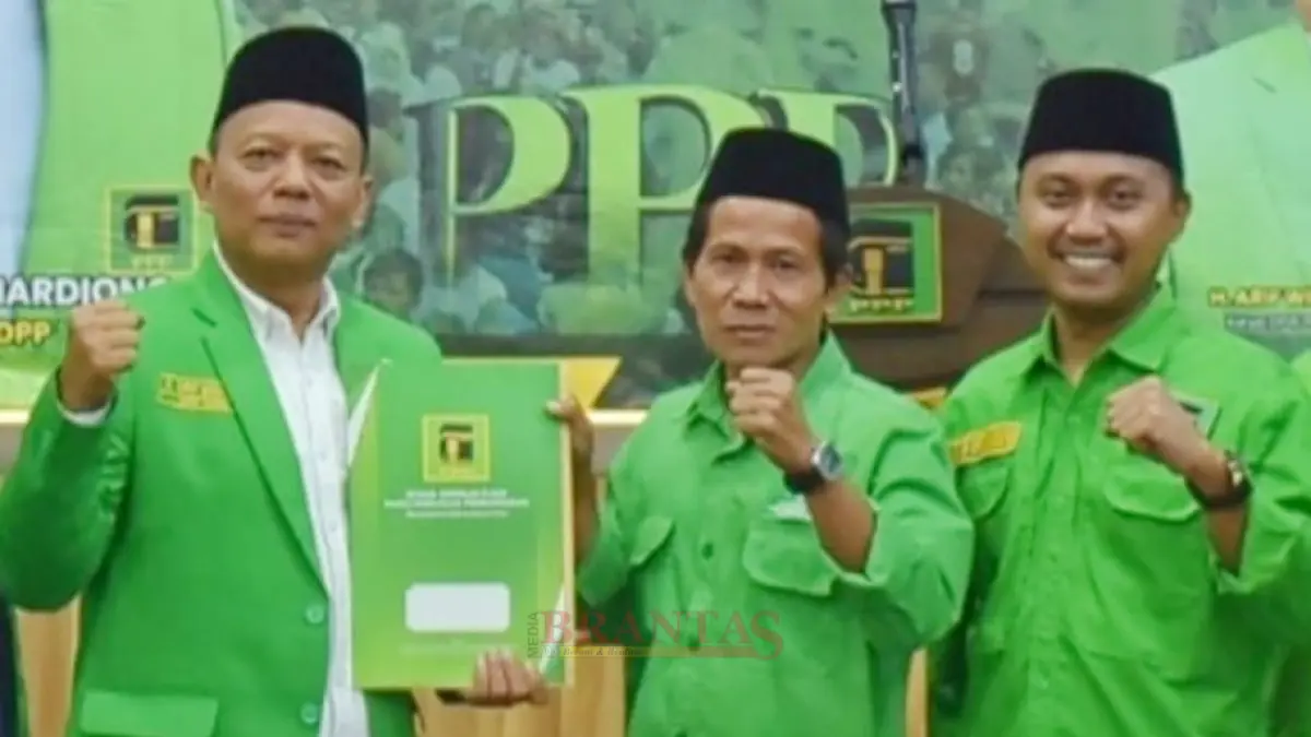 RESMI: Ketua DPC PPP Kabupaten Mojokerto H. Abu Rojad, S.T (tengah) menerima SK resmi pengangkatan sebagai Ketua DPC PPP Kabupaten Mojokerto periode 2026-2031 dari Ketua DPD PPP Jawa Timur Arif Winarko, beberapa waktu lalu. (dok pribadi)
