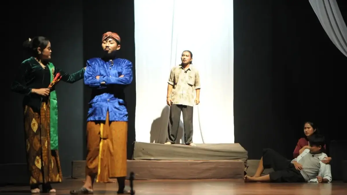 SARAT MAKNA: Anggota Komunitas Persada saat tampil mempersembahkan gelaran teater di atas panggung. (dok Komunitas Persada for JPRM)