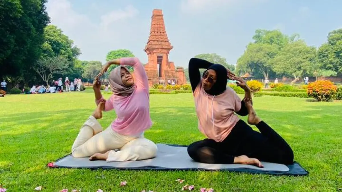 Senam yoga di tempat terbuka atau outdoor tengah menjadi tren di Mojokerto. (Sofan JPRM)