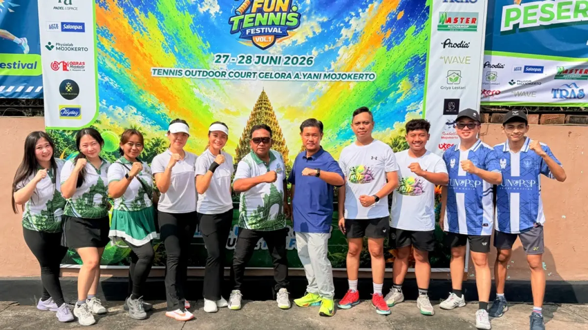 SERU: Benny Agustinus dan Debora Gunawan bersama peserta Fun Festival Mojokerto di Lapangan Tenis Outdoor GOR A. Yani, Kota Mojokerto, Sabtu (27/6). (Arief JPRM)
