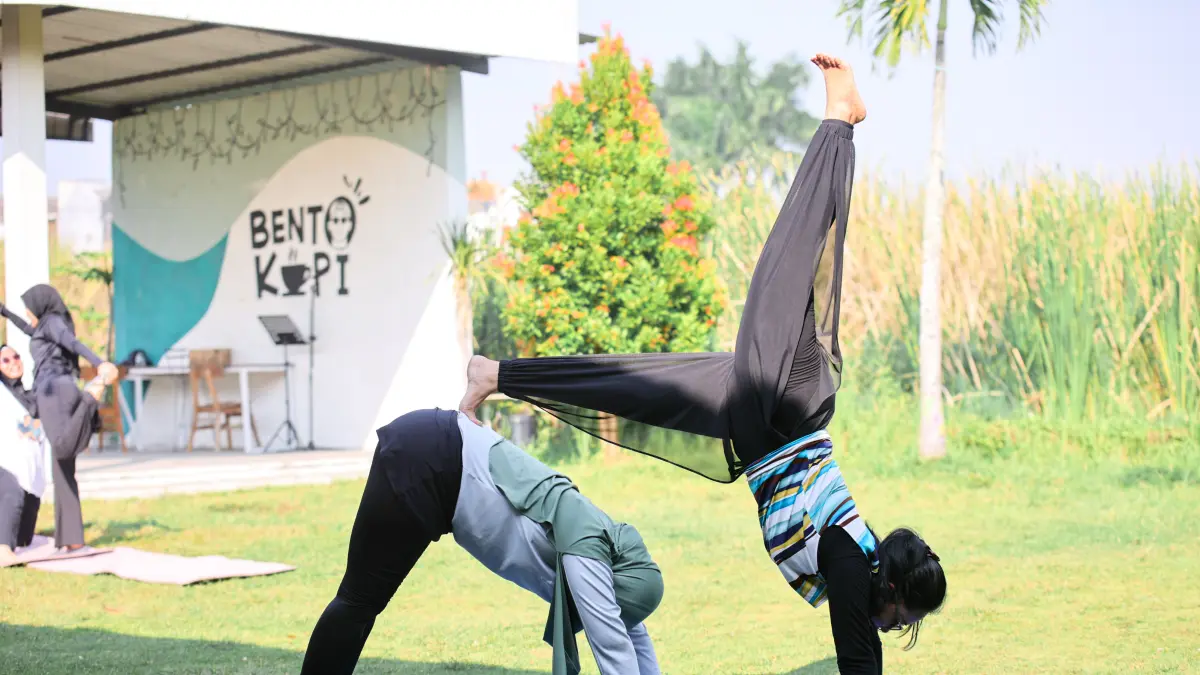TREN yoga outdoor semakin digemari karena lebih dekat dengan alam. (Sofan JPRM)