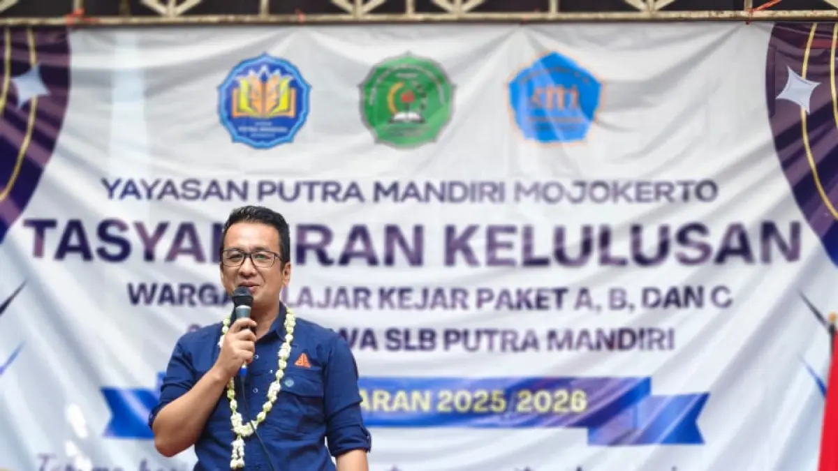 KOLABORASI: Kepala Dispendik Kabupaten Mojokerto Amsar Azhari Siregar menyatakan komitmennya memberantas ATS dalam Tasyakuran Kelulusan Peserta Didik PKBM Putra Mandiri dan SLB Putra Mandiri di Desa Curahmojo, Kecamatan Pungging, Minggu (28/6). (Dori JPRM)