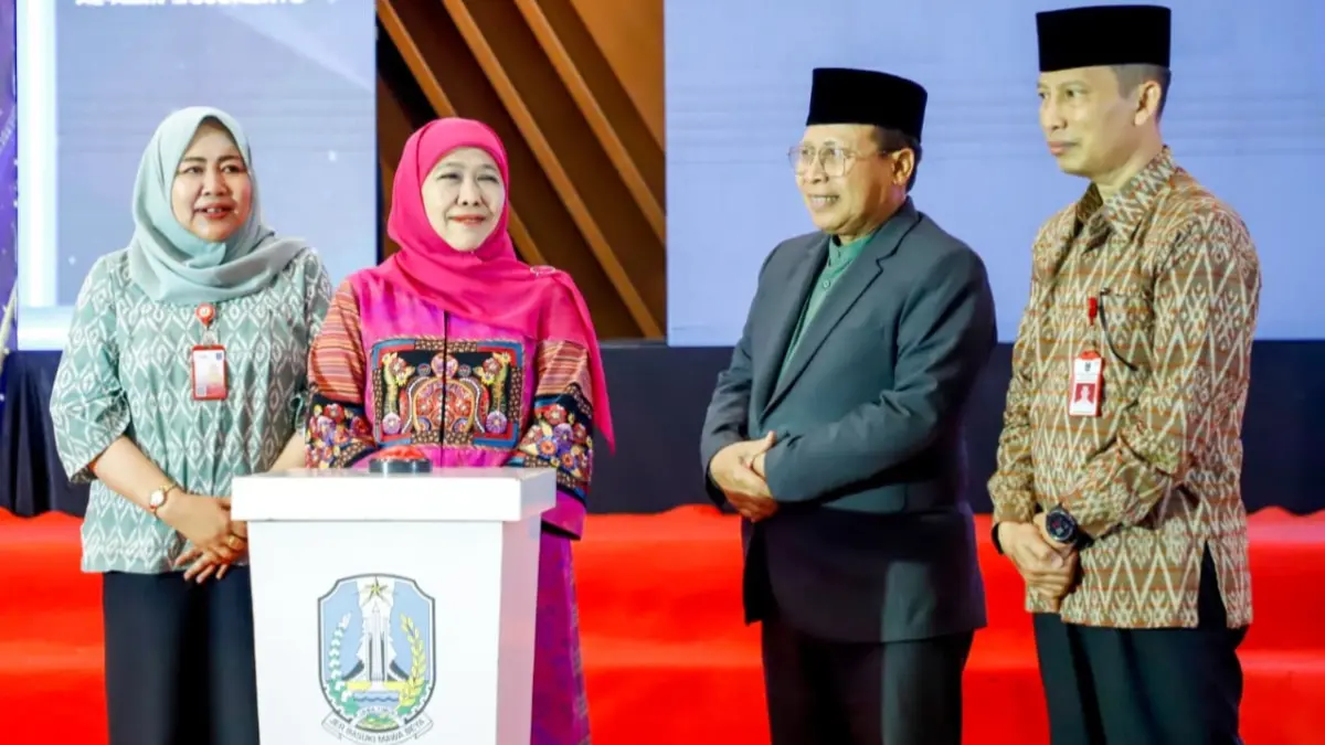 APRESIASI: Gubernur Jatim Khofifah Indar Parawansa bersama sejumlah pejabat Pemprov Jatim.
