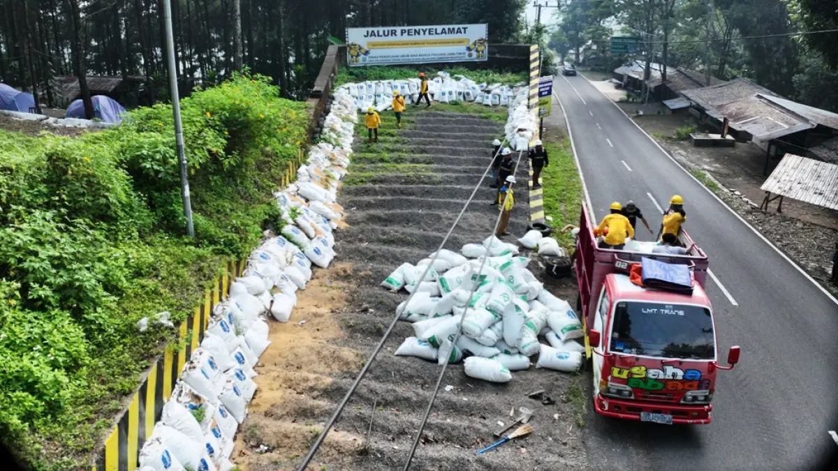 defaultDIPERBAIKI: Petugas UPT PJJ Mojokerto Dinas PU Bina Marga Jatim membenahi dinding penyelamat di jalur ekstrem Pacet-Cangar, Kabupaten Mojokerto, kemarin (29/6). (Rizal JPRM)