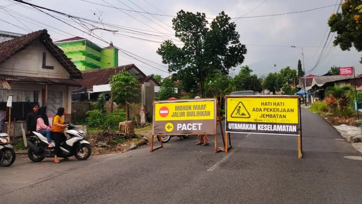 DIALIHKAN: Jalur Pacet menuju Gondang ditutup akibat ada pembangunan Jembatan Sajen, Kecamatan Pacet, Senin (29/6). (Dori JPRM)