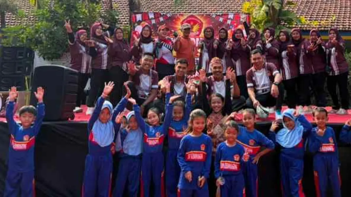 EDUKASI: Jajaran pendidik dan siswa SDN Kebonagung, Kecamatan Puri, Kabupaten Mojokerto. 