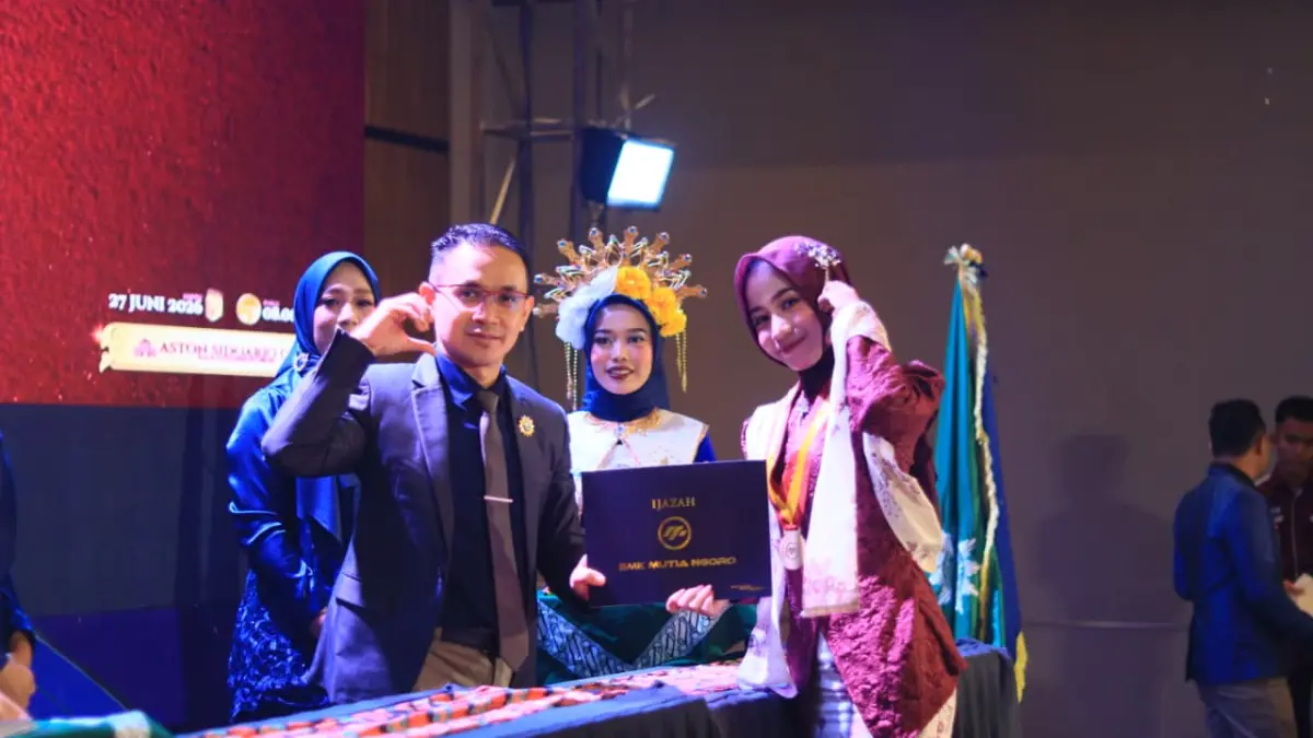 GAPAI MASA DEPAN:&nbsp;Kepala SMK Mutia Ngoro Ednan Rudianto usai menyerahkan ijazah dan pengalungan medali kepada lulusan.