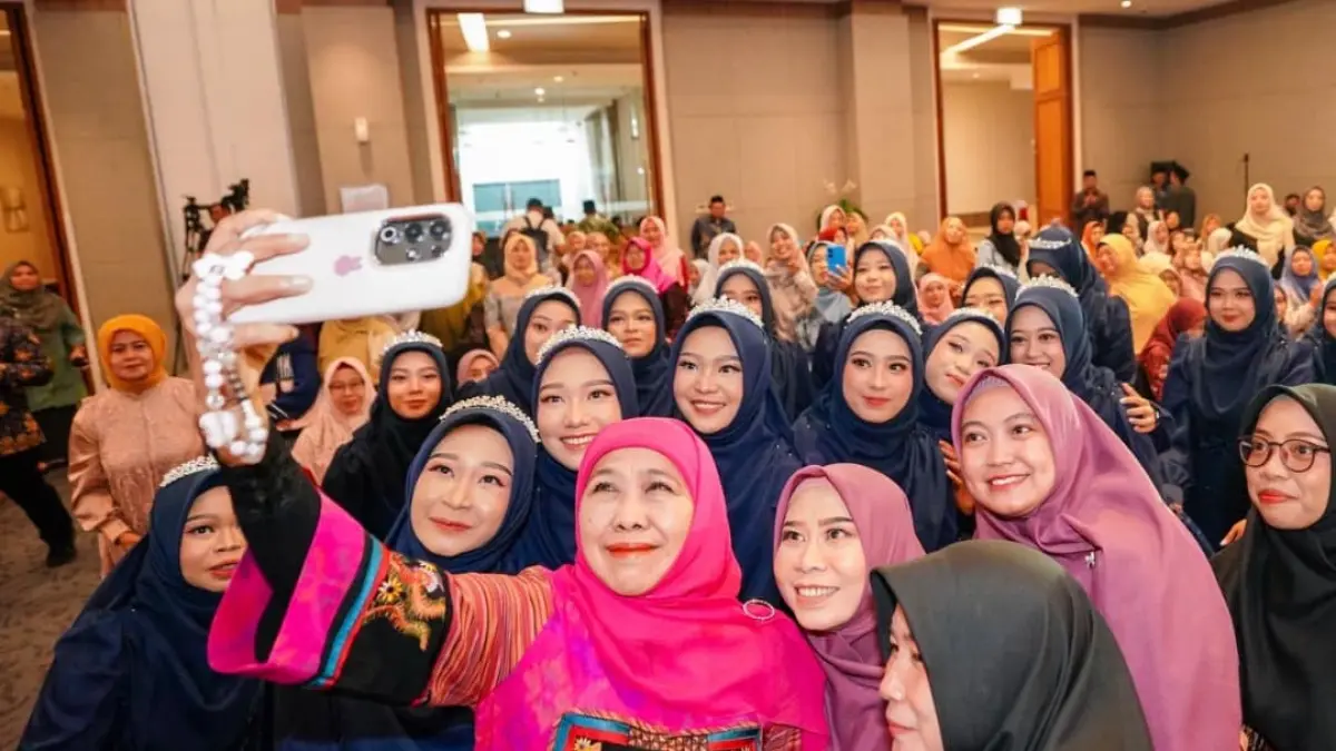 IDOLA: Gubernur Jatim Khofifah Indar Parawansa bersama sejumlah wali santri.