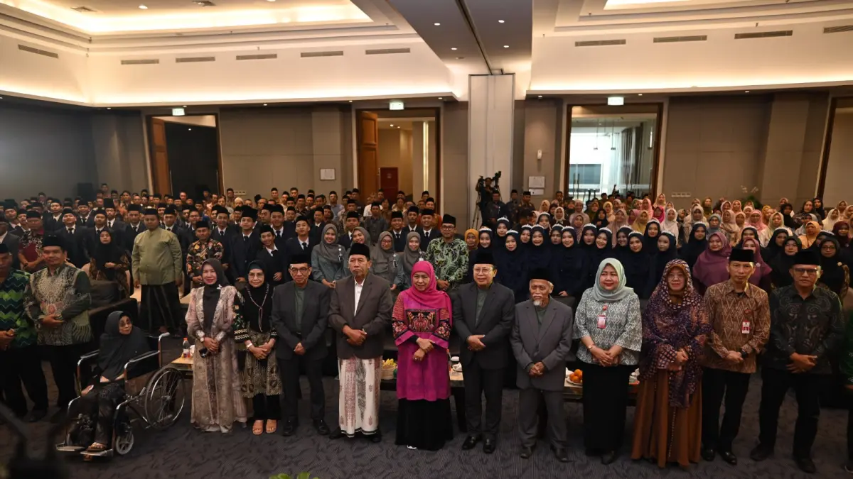 KHIDMAT: Acara puncak tahunan Haflah Ikhtitamiddurus XXI Pondok Pesantren Al-Amin berlangsung khidmat dan tertib, dengan kehadiran Gubernur Jatim Khofifah Indar Parawansa.