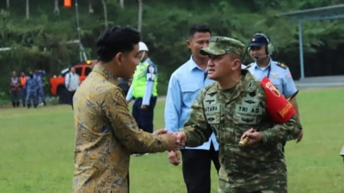 Komandan Korem (Danrem) 082/CPY Kolonel Inf Batara, S.Hub.Int., M.Hub.Int., menyambut langsung kedatangan Wakil Presiden Republik Indonesia Gibran Rakabuming Raka, di Lapangan Ponpes Baitul Makmur Kabupaten Jombang, Senin (29/6/2026).&nbsp;