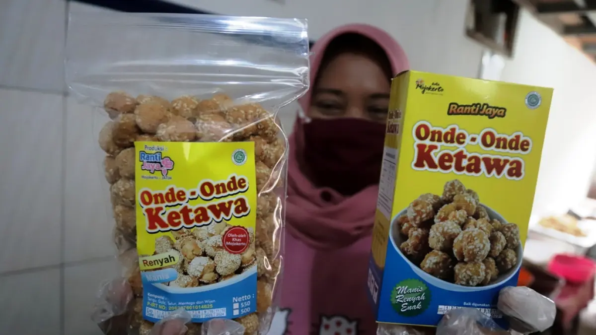 MAKANAN KHAS: Salah satu pelaku UMKM produk onde-onde di Kecamatan Magersari, Kota Mojokerto. (dok JPRM)