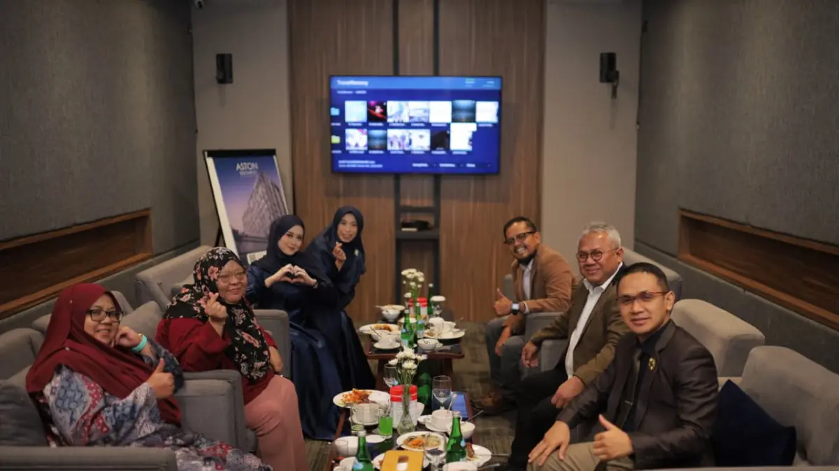 MENDUNIA: Kepala SMK Mutia Ngoro Ednan Rudianto berbincang bersama narasumber acara purnawiyata, Komisaris Utama PT PLN Indonesia Power Arif Budiman dan Dr Nur Fariza Binti Mustaffa, pakar dari Internasional Islamic University Malaysia (IIUM).&nbsp;