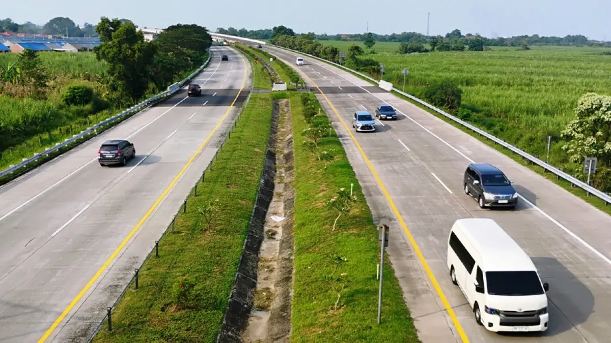 MENINGKAT: Lalu lintas kendaraan di ruas Tol Jombang-Mojokerto mengalami peningkatan pada akhir pekan lalu. (Martda JPRM)
