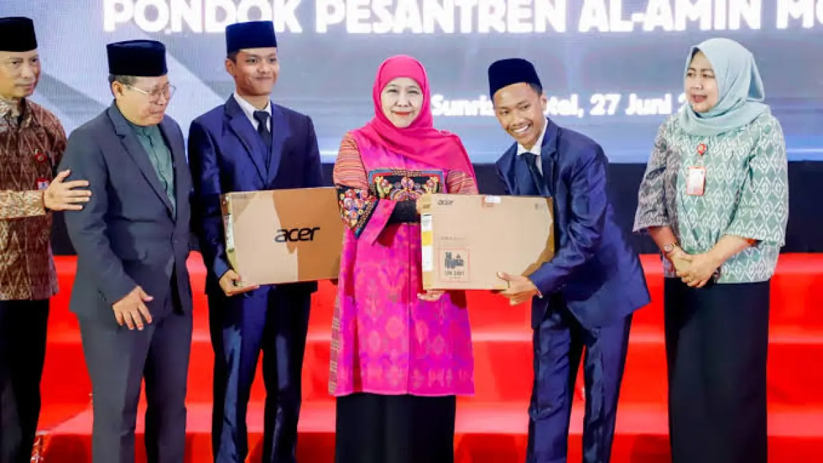 MOTIVASI: Gubernur Jatim Khofifah Indar Parawansa memberikan hadiah laptop kepada dua santri berprestasi.