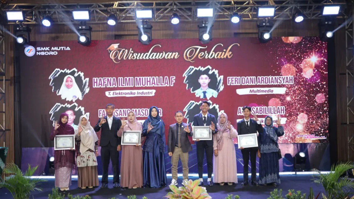 PENUH KEBANGGAAN: Siswa SMK Mutia Ngoro menerima beasiswa studi lanjut hingga magang kerja di dalam maupun luar negeri saat prosesi purnawiyata, Sabtu (27/6).