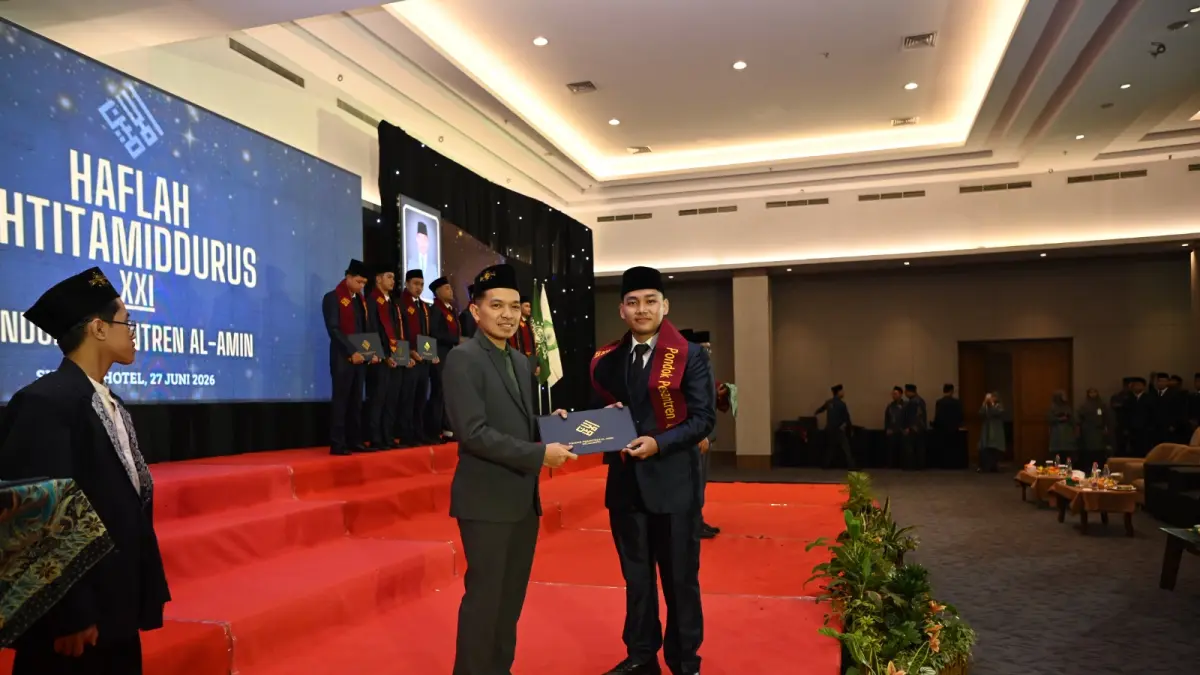 PROSESI: Haflah Ikhtitamiddurus XXI Pondok Pesantren Al-Amin berlangsung khidmat dan tertib.