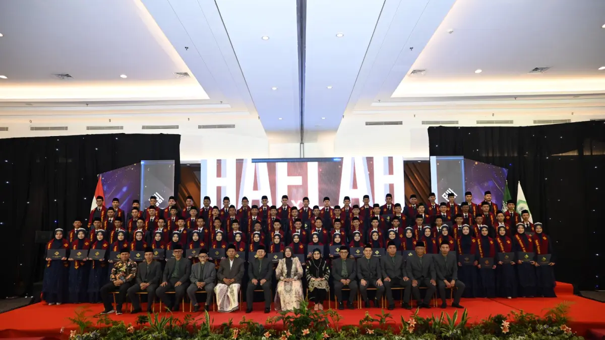 SUKSES: Para santri Pondok Pesantren Al-Amin mengikuti Haflah Ikhtitamiddurus XXI di Sunrise Hotel, Kota Mojokerto, Sabtu (27/6).