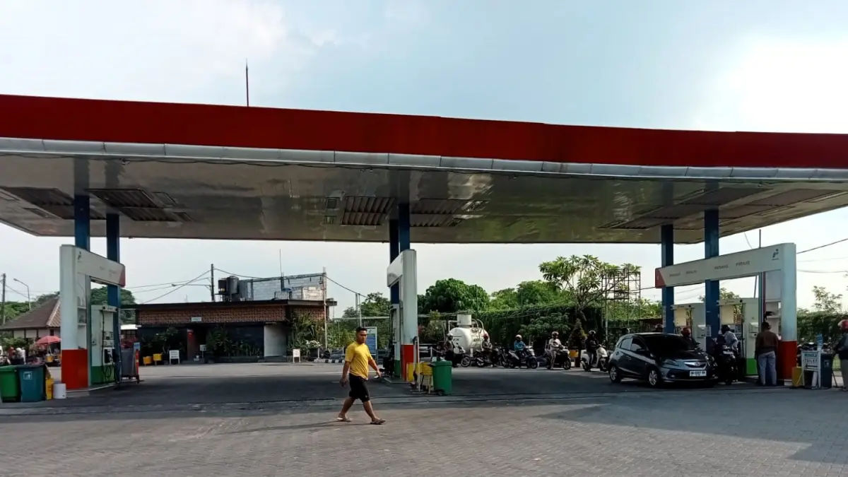 TAK SAMPAI MENGULAR: Kondisi antrean BBM subsidi di SPBU Pertamina 54.613.01 Kota Mojokerto tampak berangsur normal, kemarin (29/6). (Martda JPRM)