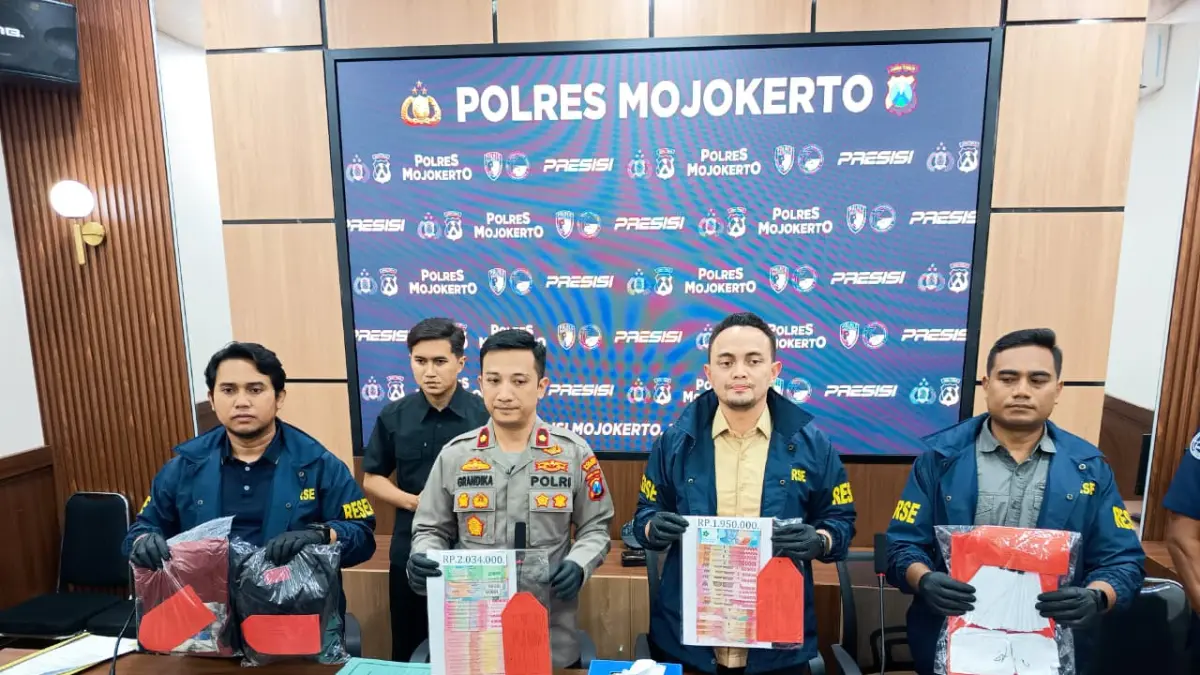UNGKAP KASUS: Wakapolres Mojokerto Kompol Grandika Indera Waspada didampingi Kasatreskrim Polres Mojokerto menunjukkan barang bukti uang asli dan amplop berisi uang kertas dari ungkap kasus penipuan modus penggandaan uang dan uang balen dalam pers rilis, kemarin (30/6). (Rizal JPRM)