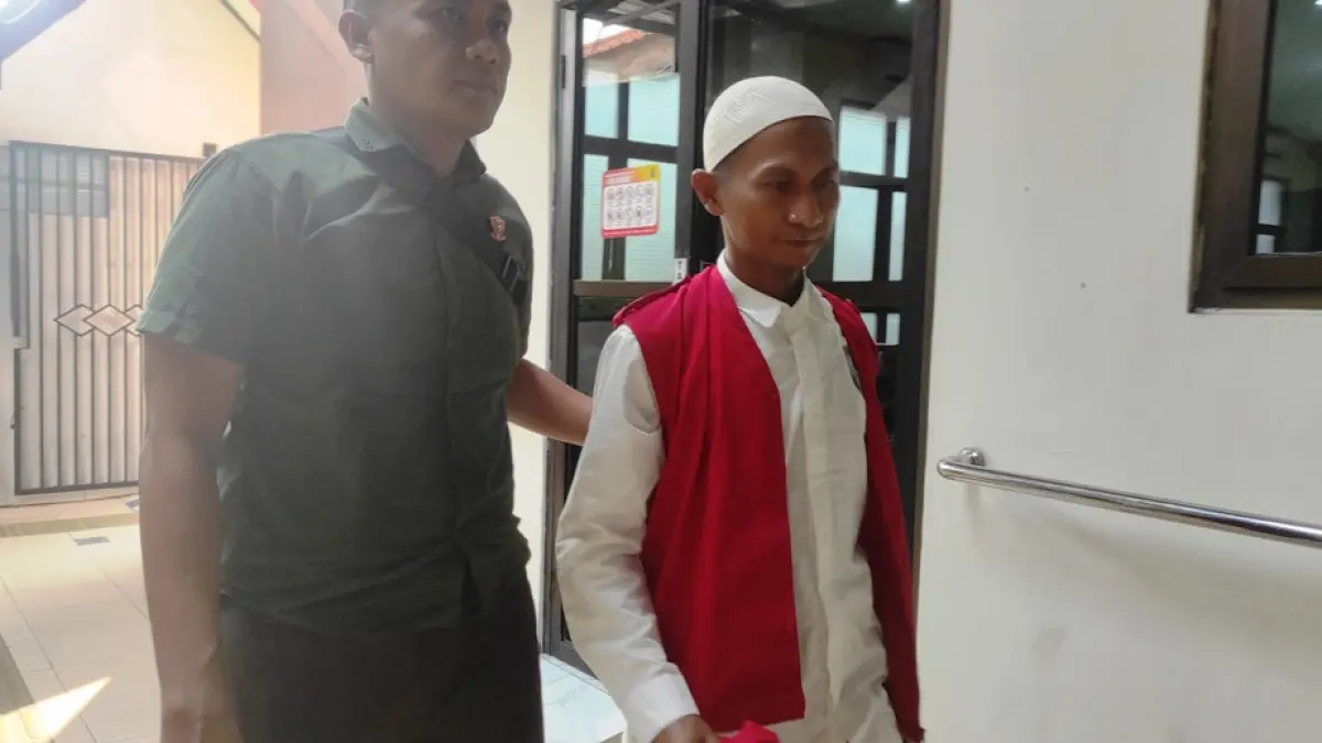 BELUM TERIMA: MB, terdakwa kasus pornografi meninggalkan ruang sidang usai divonis 3 tahun penjara oleh majelis hakim Pengadilan Negeri Mojokerto, Senin (29/6). (Farisma JPRM)