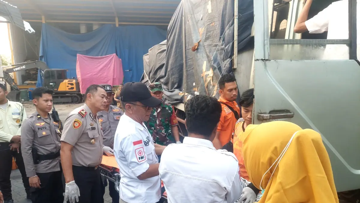 DIEVAKUASI: Petugas Polsek Puri bersama PMI Kabupaten Mojokerto dan relawan mengevakuasi korban yang meninggal di kabin truk di Desa Ketemasdungus, Kecamatan Puri, Kabupaten Mojokerto, Senin (29/6) sore. (Rizal JPRM)