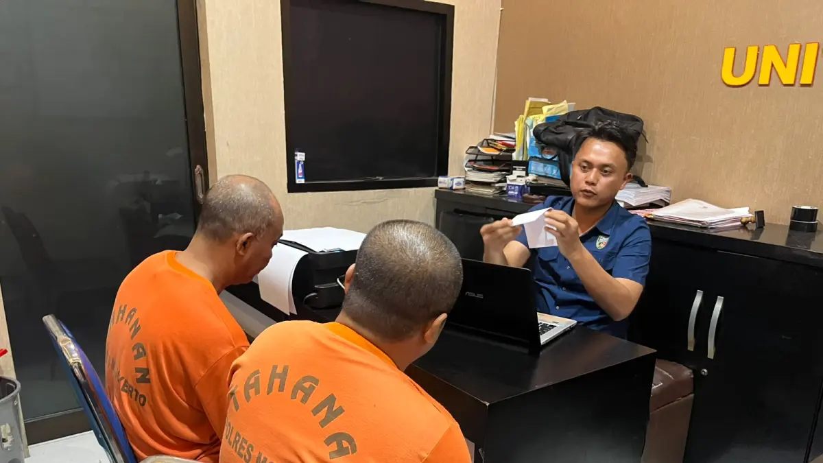 DIRINGKUS: Pelaku penipuan Misrianto dan Abdul Rosid Wijaya menjalani pemeriksaan penyidik di ruang Satreskrim Polres Mojokerto, kemarin (30/6). (Rizal JPRM)