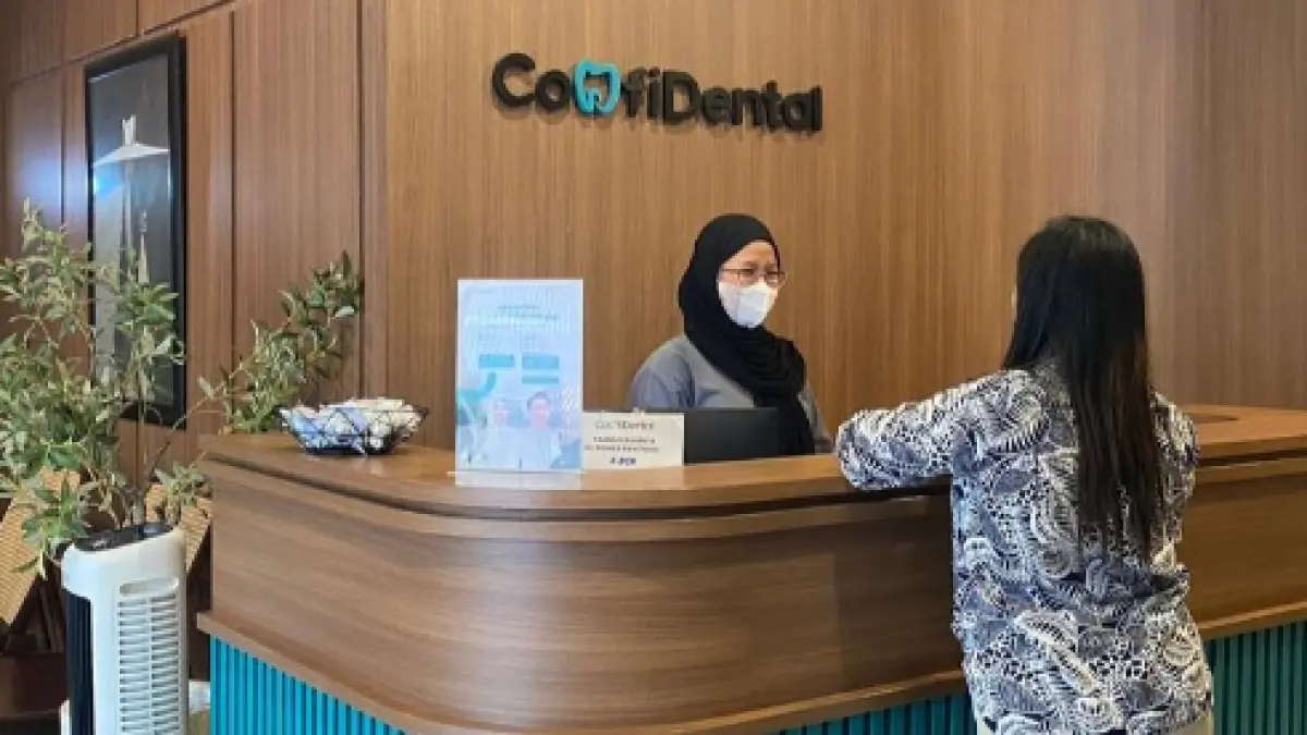 TERINTEGRASI: Pasien Confidental saat registrasi di meja resepsionis Confidental, Jalan Aluminium kemarin (29/6). (dok ConfiDental for JPRM)&nbsp;
