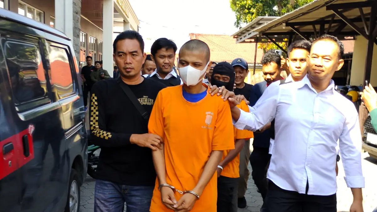 TERTUNDUK: Tersangka inisial SK tak berkutik saat dikeler petugas ke sel tahanan Mapolres Mojokerto Kota, Selasa (30/6). (Martda JPRM)