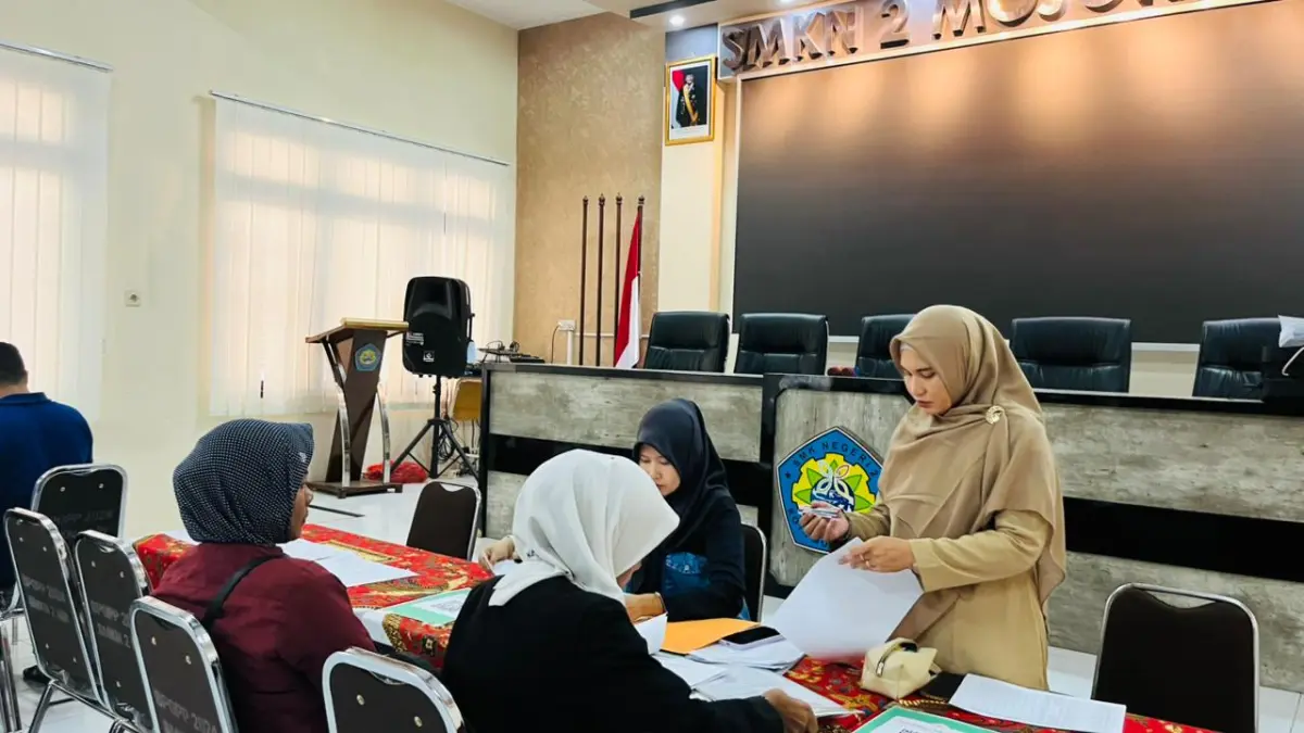 ALTERNATIF TERAKHIR: Siswa baru SMKN 2 Mojokerto menjalani tahap daftar ulang, pekan lalu. Hari ini (2/7), calon siswa baru yang menjalani tahap akhir dapat melihat hasil pengumuman secara online.