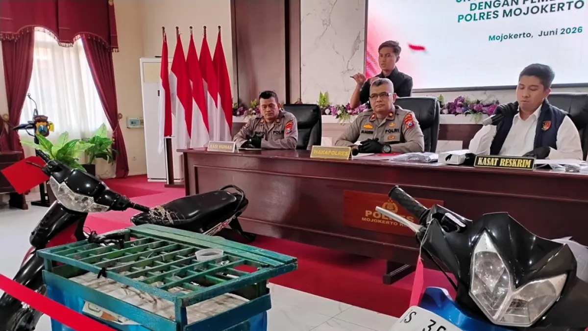 BARANG BUKTI: Sejumlah barang bukti kasus pembobolan rumah dipajang saat pers rilis di Mapolres Kota, Selasa (30/6). (Martda JPRM)