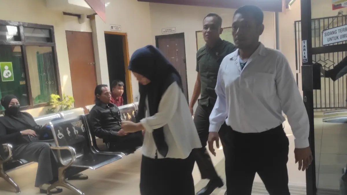 BERHARAP KERINGANAN: Sandi Pratama dan Reny Dwi Novitasari usai menjalani sidang pembelaan di Pengadilan Negeri Mojokerto Senin (29/6). (Farisma JPRM)