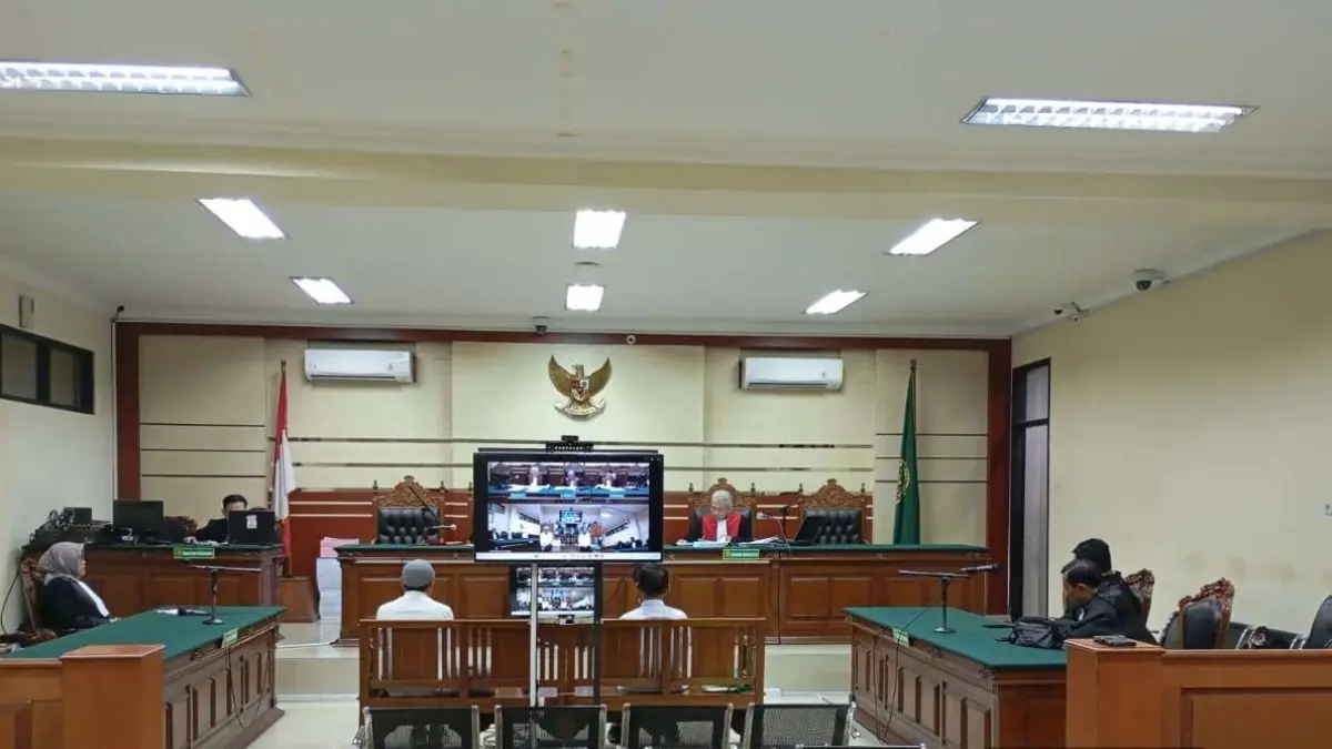 DI BAWAH TUNTUTAN:&nbsp;Sidang putusan kasus korupsi BPRS Mojo Artho, Kota Mojokerto dengan terdakwa dua debitur di Pengadilan Tipikor Surabaya, Selasa (30/6). (dok Kejari Kota Mojokerto for JPRM)