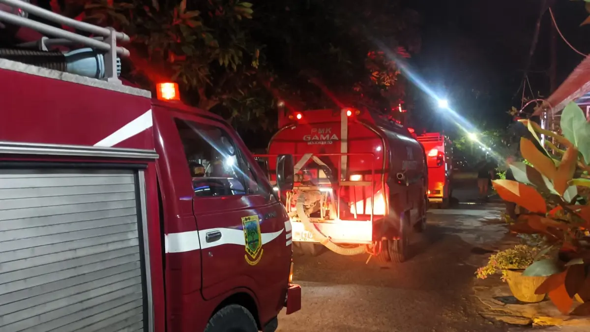 DISIAGAKAN: Tiga unit PMK dikerahkan ke lokasi untuk mengantisipasi merembetnya api kebakaran, kemarin (1/7) dini hari.  (Martda JPRM)
