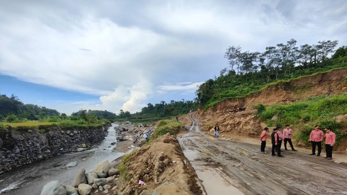 MASUK SUNGAI: Aktivitas pertambangan di kawasan Sungai Pikatan, Desa Wiyu, Kecamatan Pacet, Kabupaten Mojokerto pada Mei lalu. Aktivitas galian ini menjadi salah satu sorotan tim MBLB dan DPRD. (Khudori JPRM)