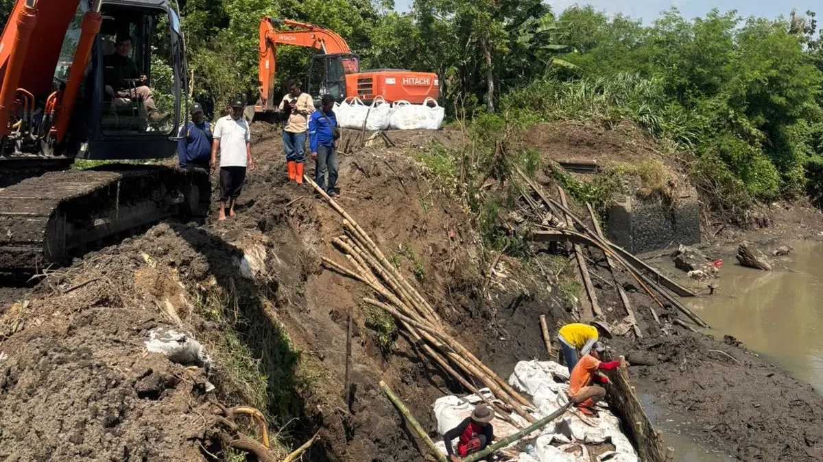 PENCEGAHAN: Normalisasi Sungai Sumber Pasinan di Dusun Patung, Desa/Kecamatan Pungging dilakukan secara gotong royong guna mengatasi ancaman bencana banjir. (Dodik JPRM)