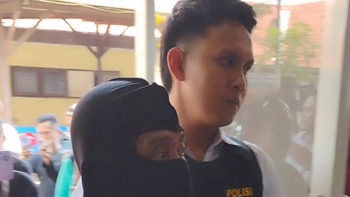 TINGGAL PENYESALAN: Tersangka dikeler ke sel tahanan Polres Mojokerto Kota untuk menjalani hukuman. (Martda JPRM)