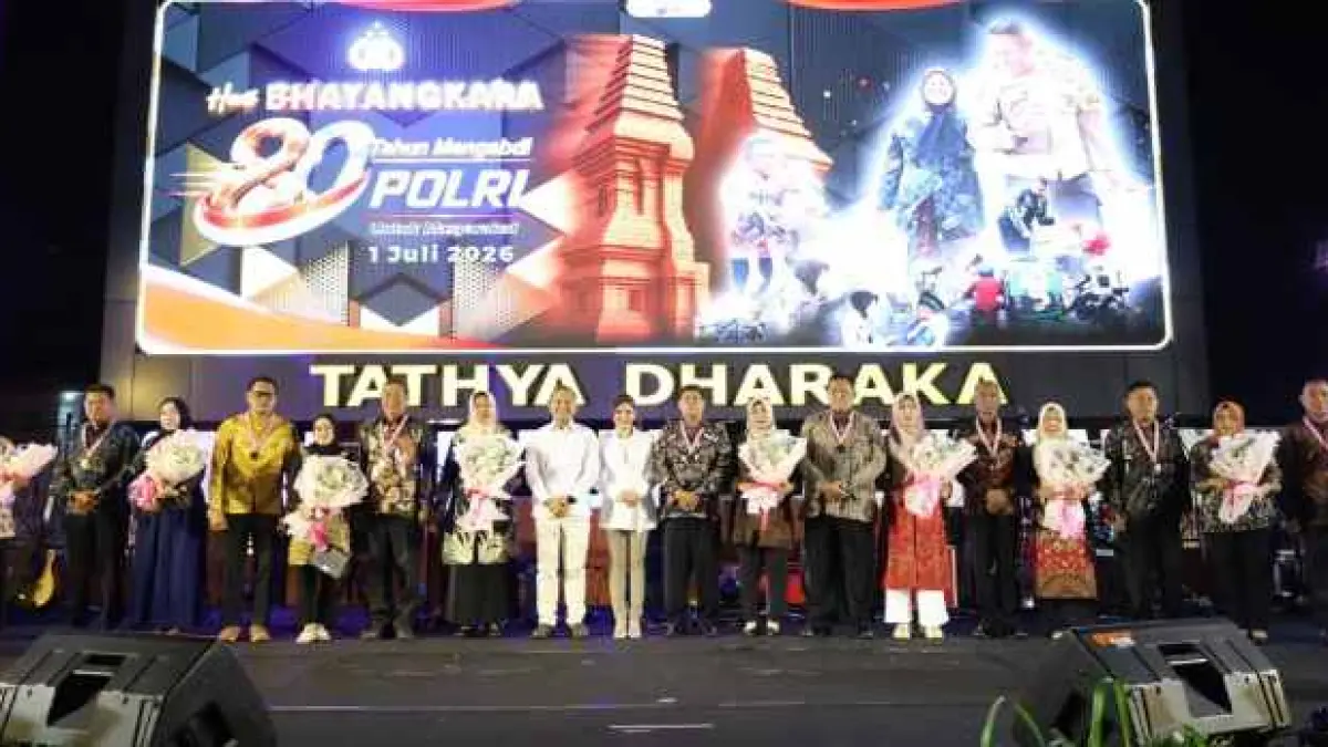 AWARD NIGHT: Kapolres Mojokerto AKBP Andi Yudha Pranata (kiri) dan istri, Ny Diva Andi Yudha (paling kanan), bersama jajaran Forkopimda Kabupaten Mojokerto usai penyerahan penghargaan di halaman Mapolres Mojokerto, Rabu (1/7) malam. (dok Humas Polres Mojokerto for JPRM)&nbsp;