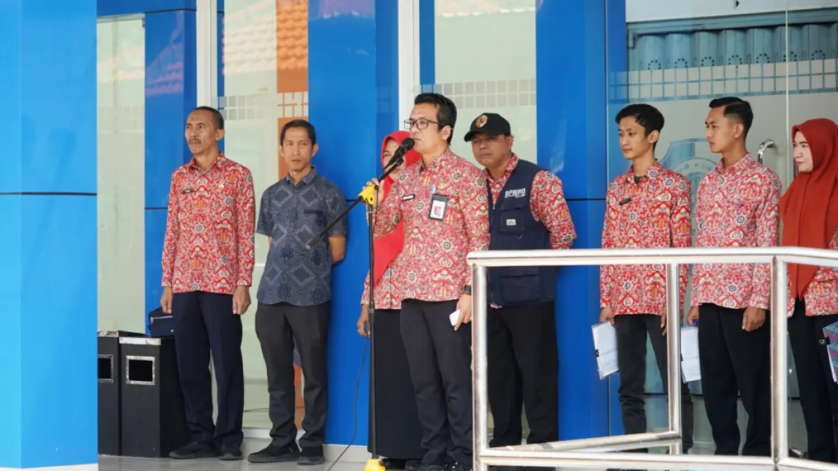 APEL: Kepala Dinas Pendidikan Kabupaten Mojokerto, Amsar Azhari Siregar, S.H., M.M., memimpin gelar apel kendaraan dinas, pastikan kelayakan dan ketertiban aset.