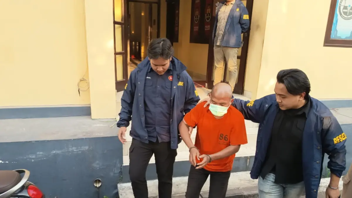 DIHADIAHI TIMAH PANAS: Pelaku curanmor M. Badrus Soleh, 29, dikeler petugas Satreskrim Polres Mojokerto untuk dilakukan penyelidikan, Selasa (30/6). (Rizal JPRM)